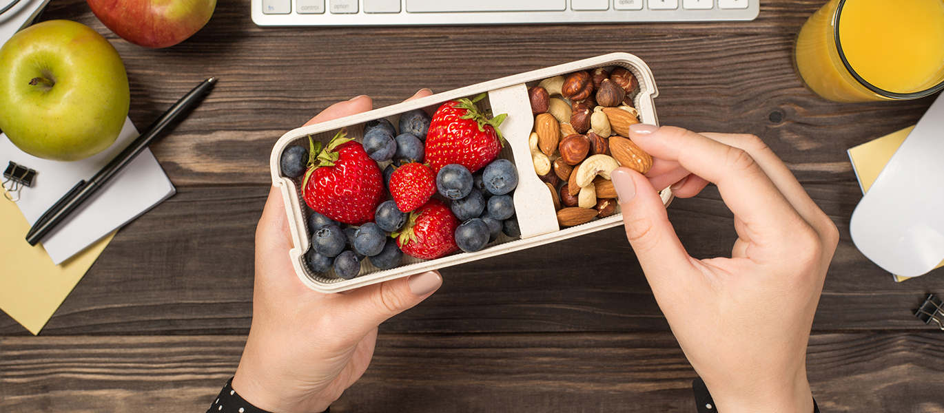 Snacking on berries and nuts for fiber