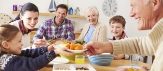 Family-eating-dinner
