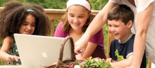 woman with kids on a laptop