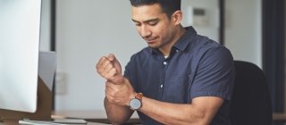 man experience wrist pain from computer typing