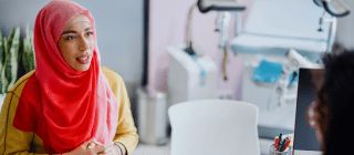 muslim woman meeting with her OBGYN