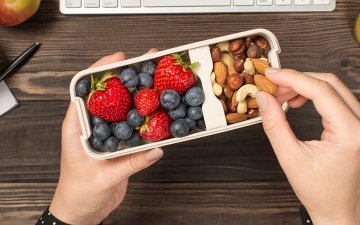 Snacking on berries and nuts for fiber