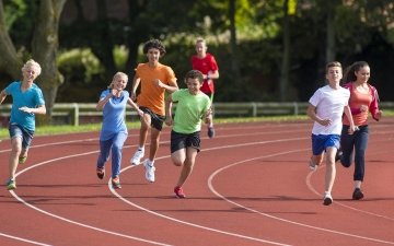 Kids running track