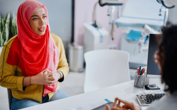 muslim woman meeting with her OBGYN