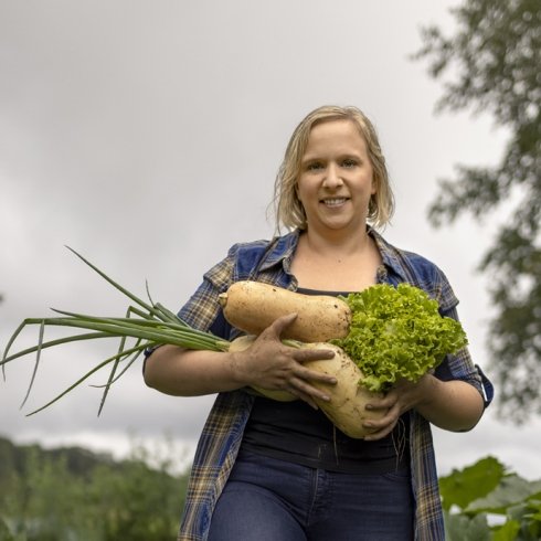 Gardening.jpg woman gardening